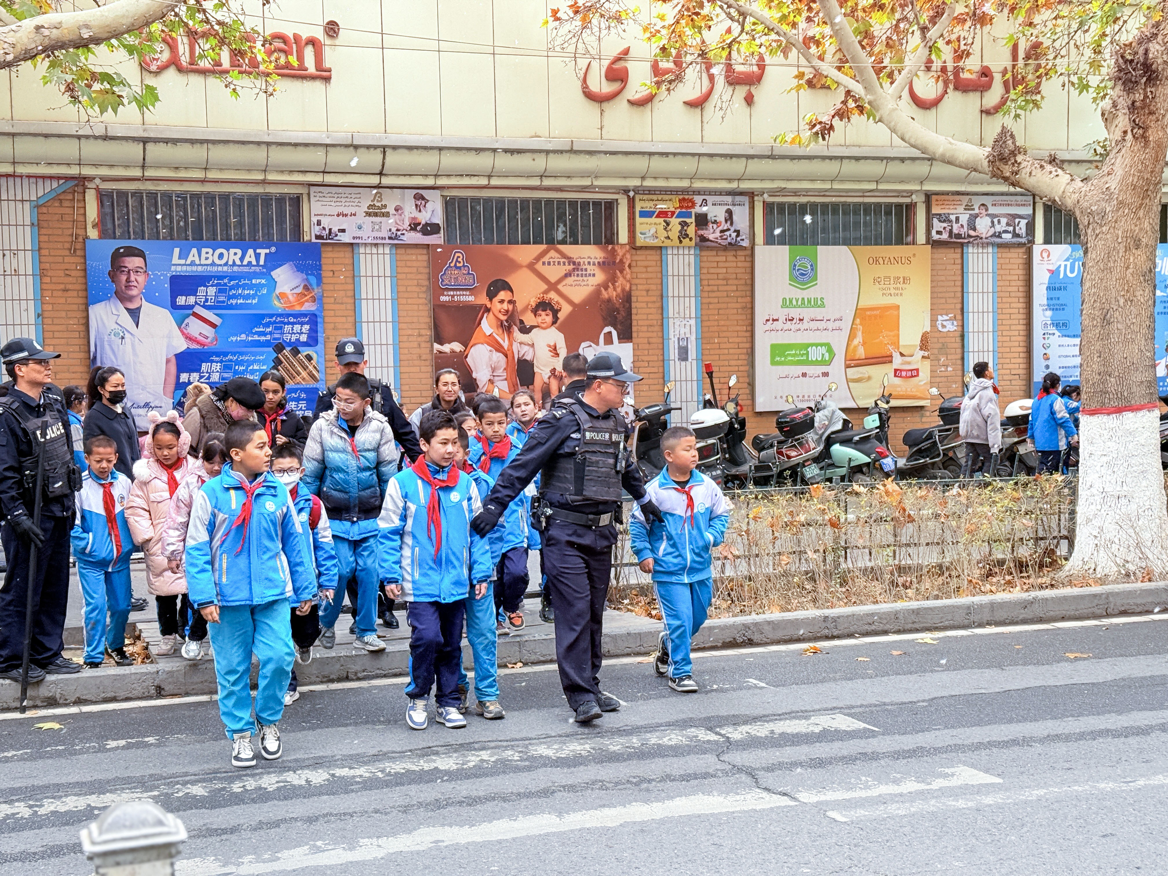 民警护送学生过马路。库尔班·麦麦提 摄 1.jpg