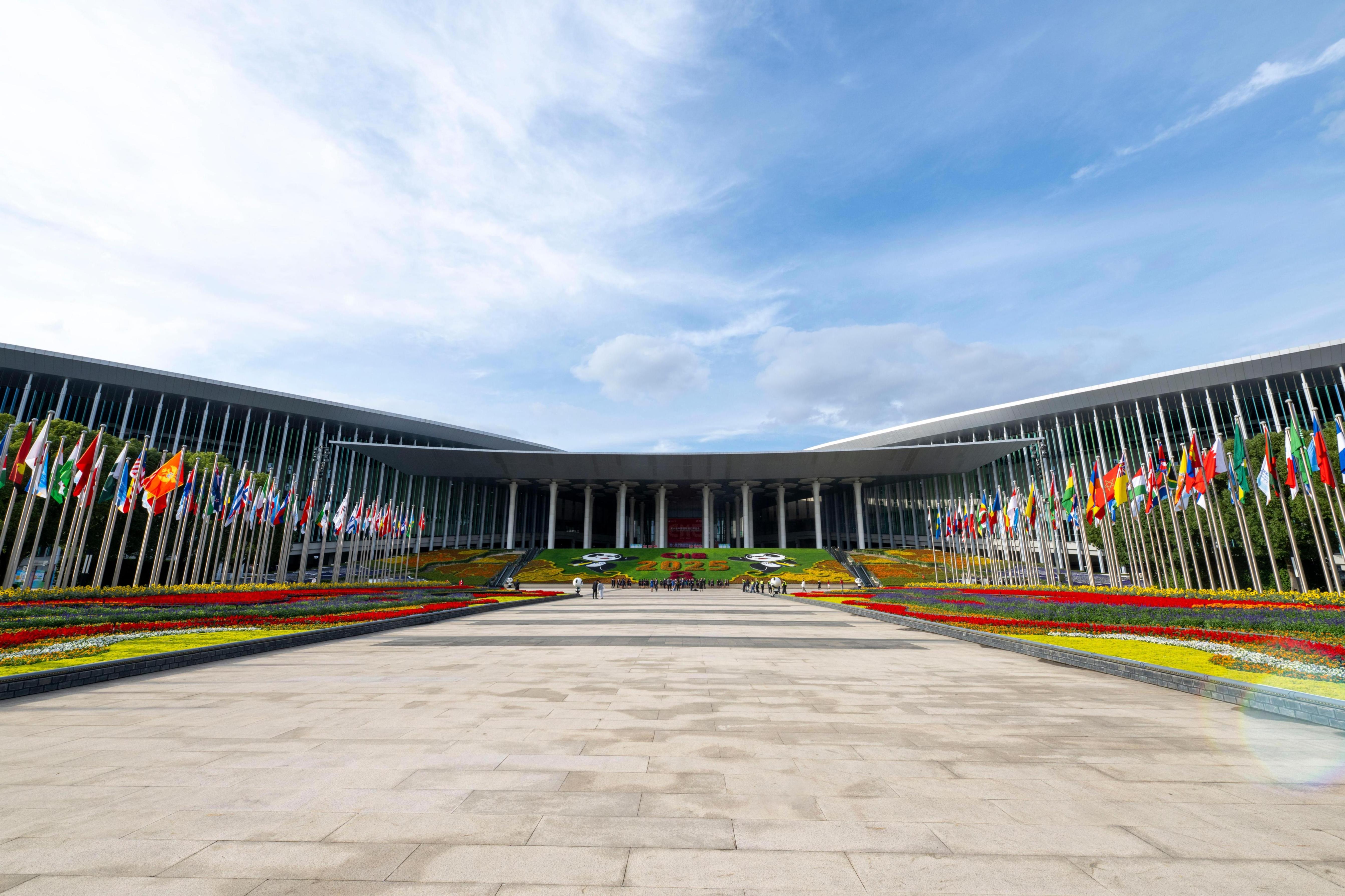 11月3日,第八届中国国际进口博览会举办场地——国家会展中心(上海)南广场。人民网记者 翁奇羽摄