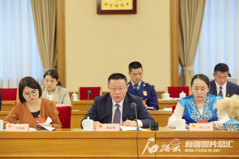组图丨新疆代表团分组审议全国人大常委会工作报告