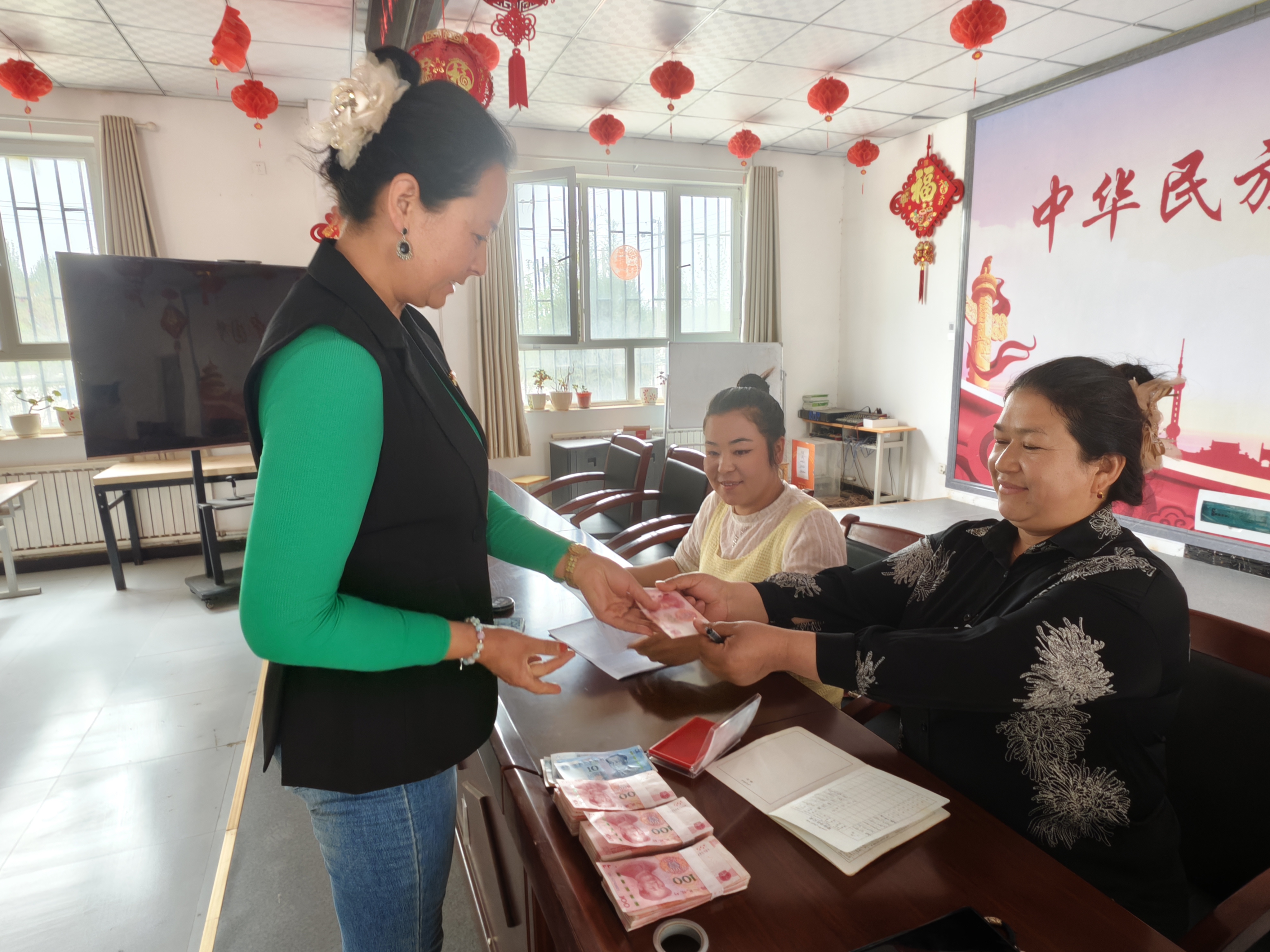 图为村民正在领取村集体经济分红欠款.jpg