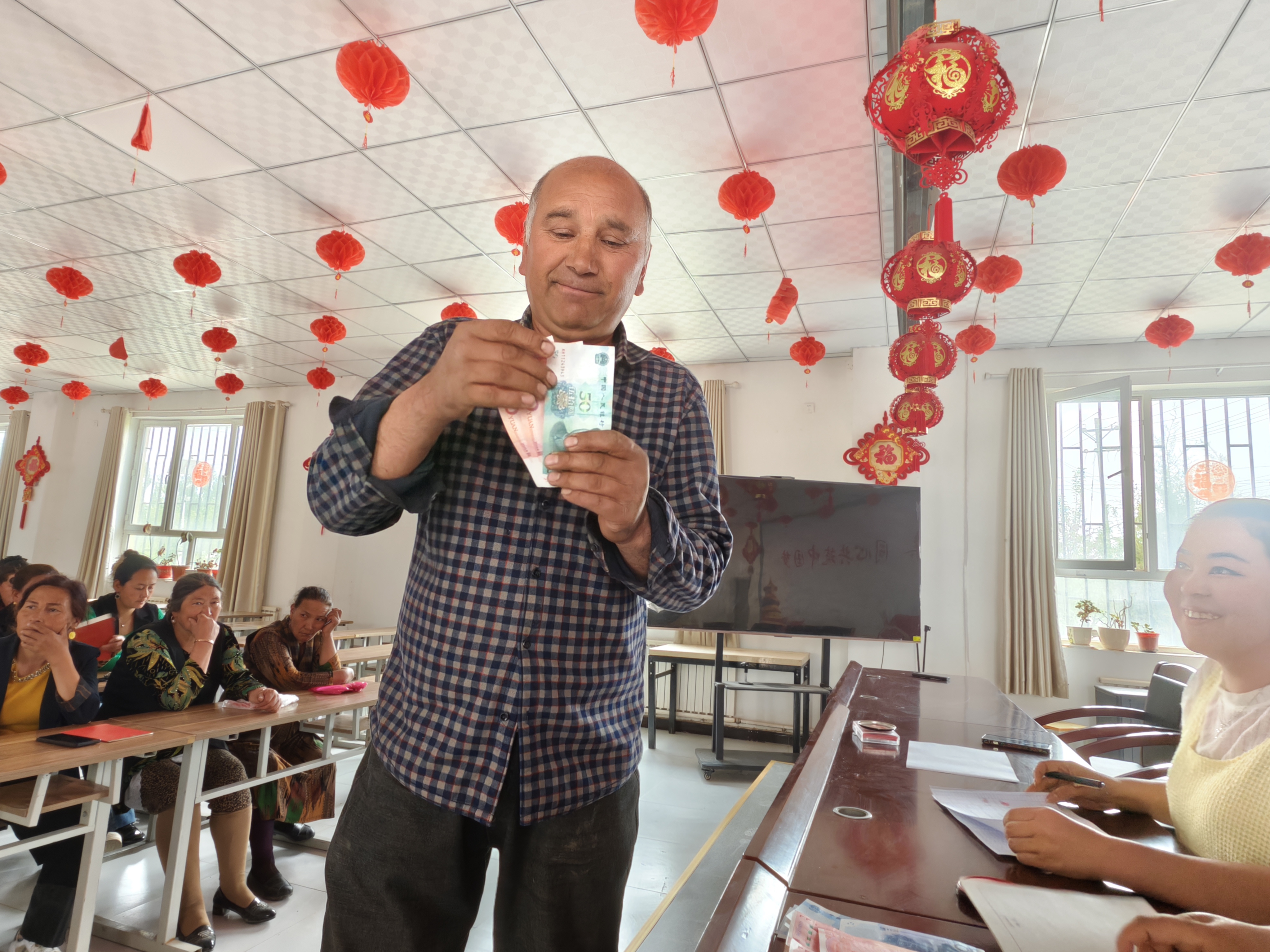 图为村民正在领取村集体经济分红欠款2.jpg